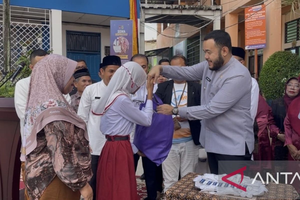 Padang Sumbar bagikan seragam sekolah gratis kepada 12.606 siswa