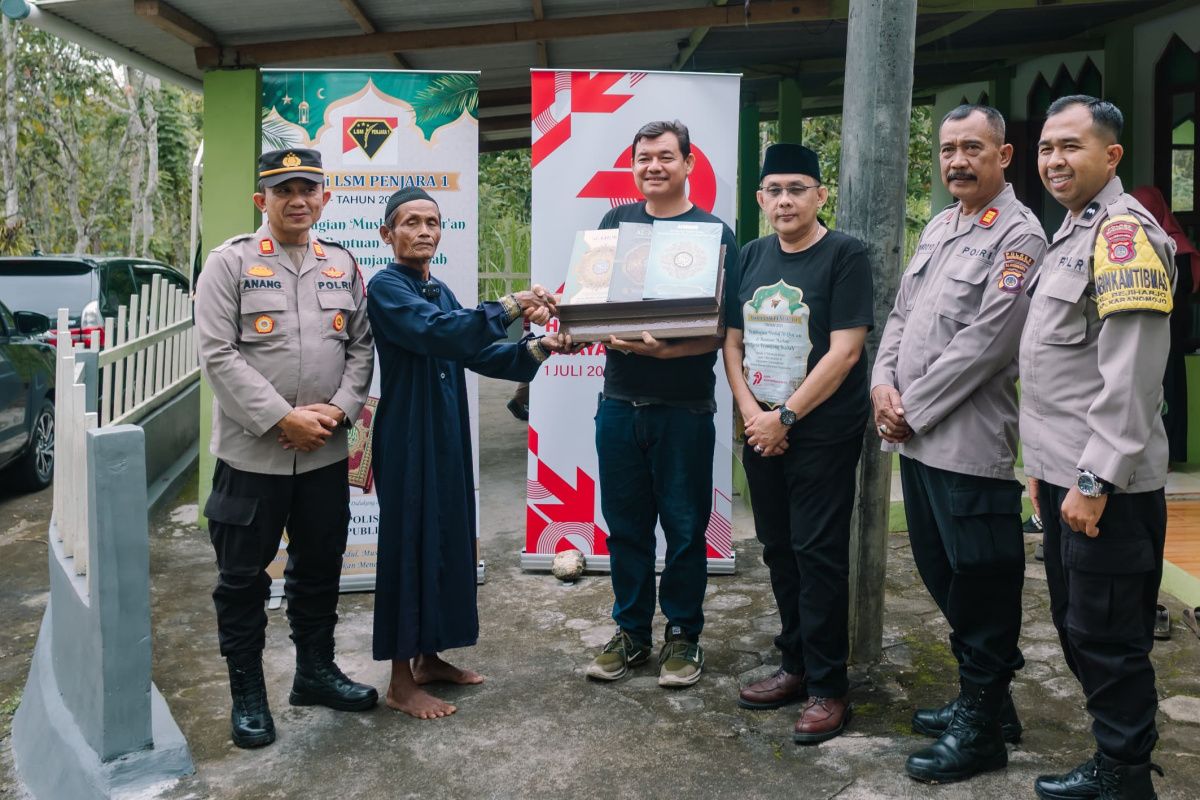 Polri dan LSM PENJARA 1 bantu air ke musala di pelosok Gunungkidul