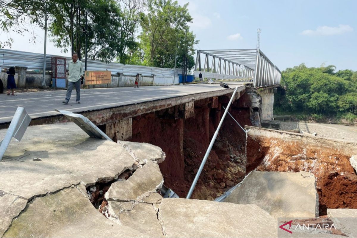 Jembatan Cipamingkis Bekasi ditutup sementara usai penyangga ambrol