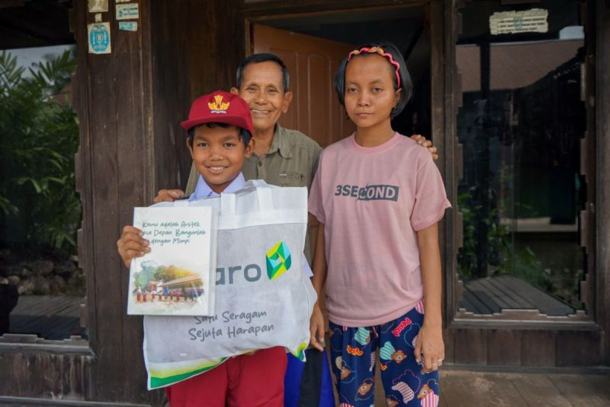 Siswa SD di Desa Pangelak Tabalong terima bantuan seragam