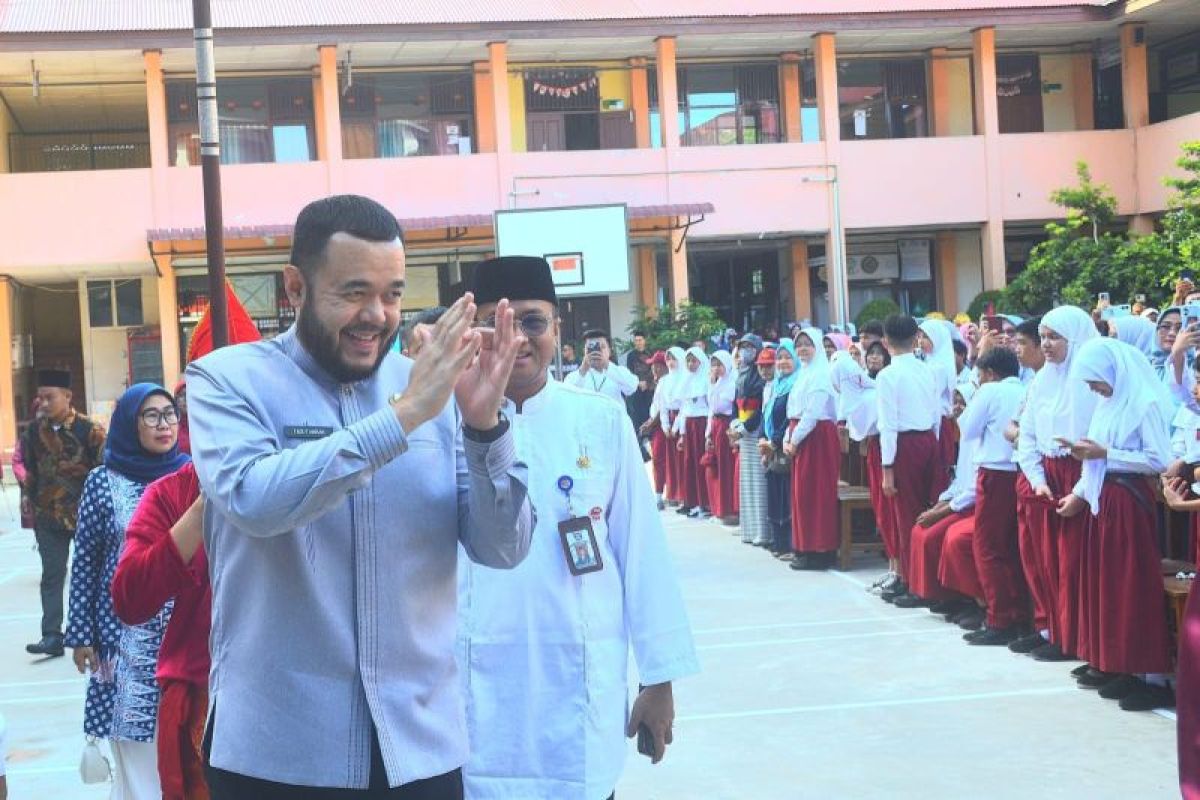 Wujudkan Progul Padang Juara,Wako Fadly Amran serahkan seragam dan LKS gratis