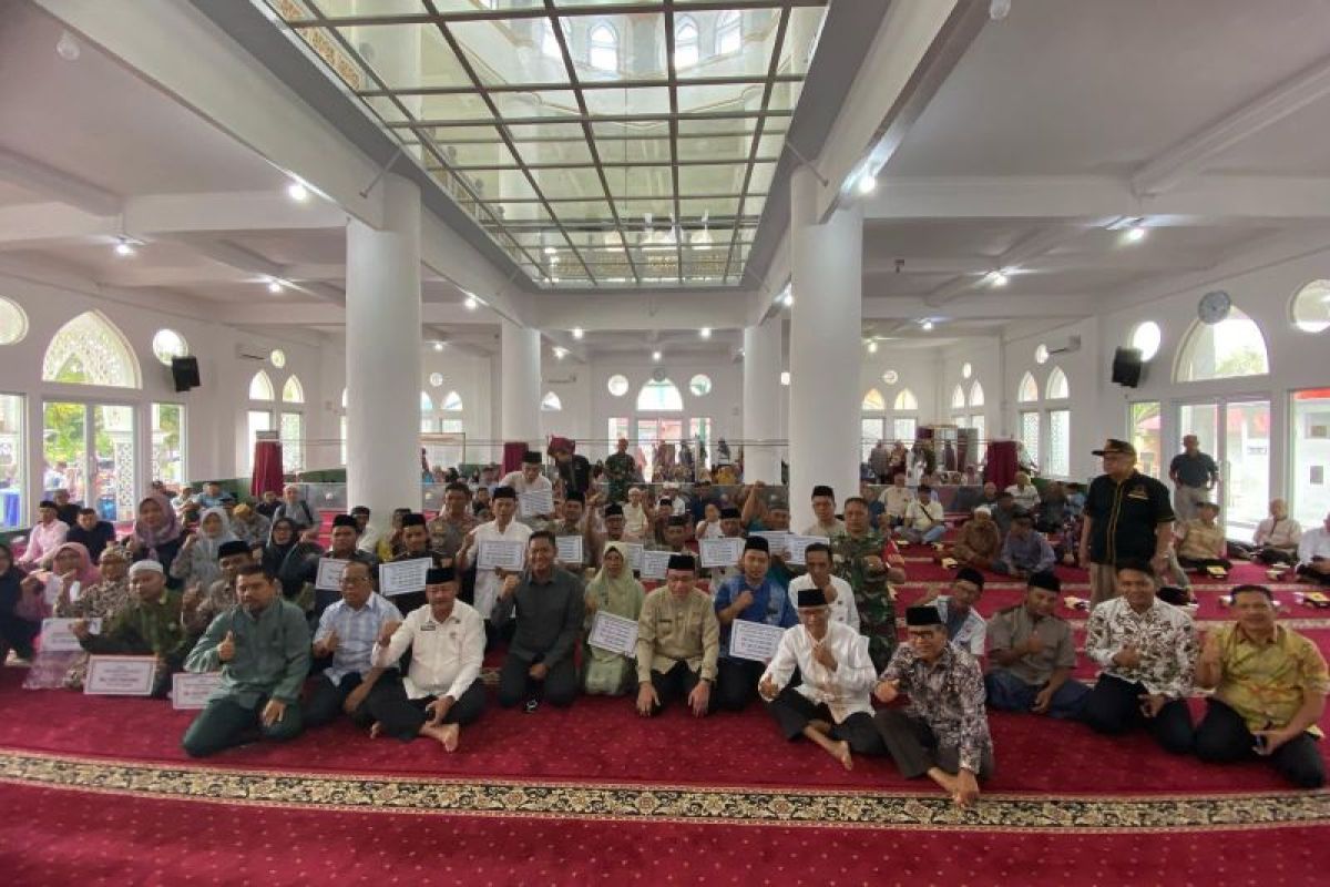 Wawako Maigus Nasir serahkan dana operasional triwulan II untuk RT/RW dan guru ngaji