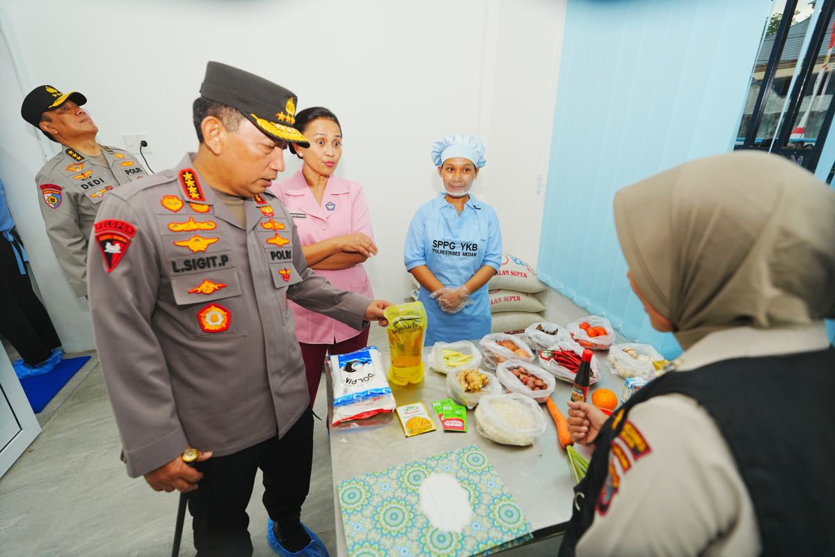 Kapolri tinjau pelaksanaan SPPG Polrestabes Medan, Pastikan MBG tepat sasaran