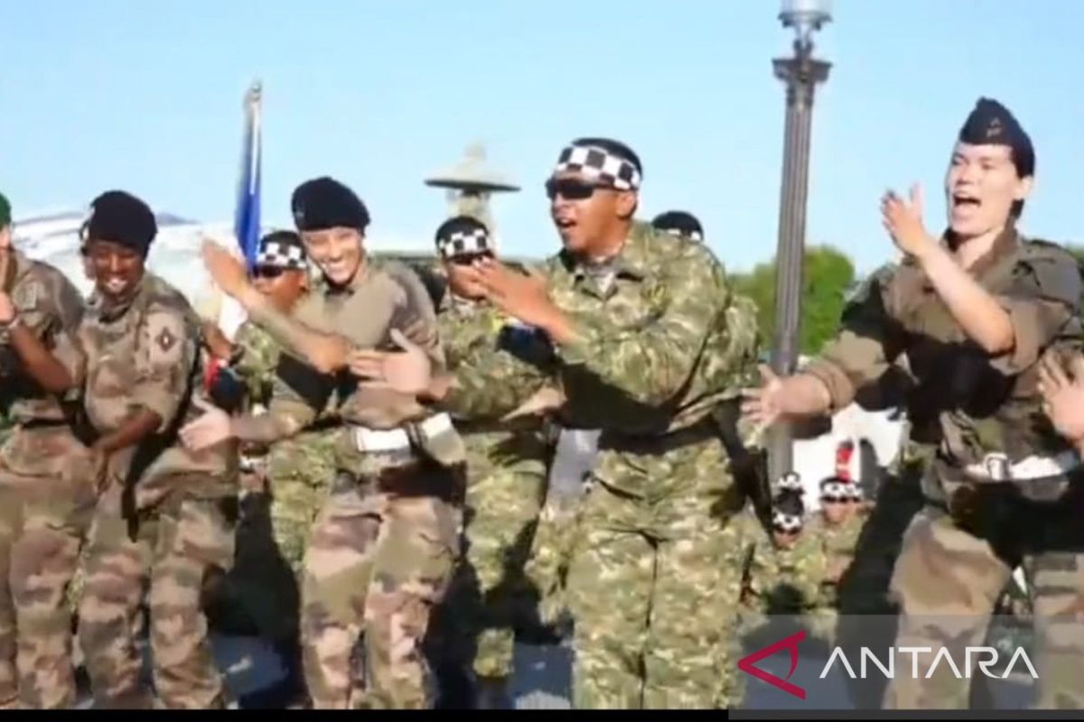 TNI dan prajurit Prancis kompak pamerkan Tari Pacu Jalur di Paris