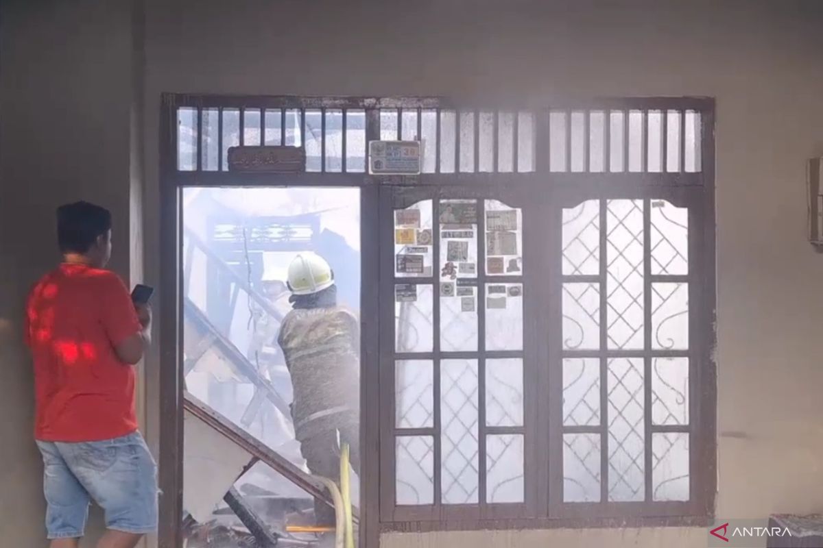 Penyebab kebakaran rumah di Pulogebang diduga dari kompor