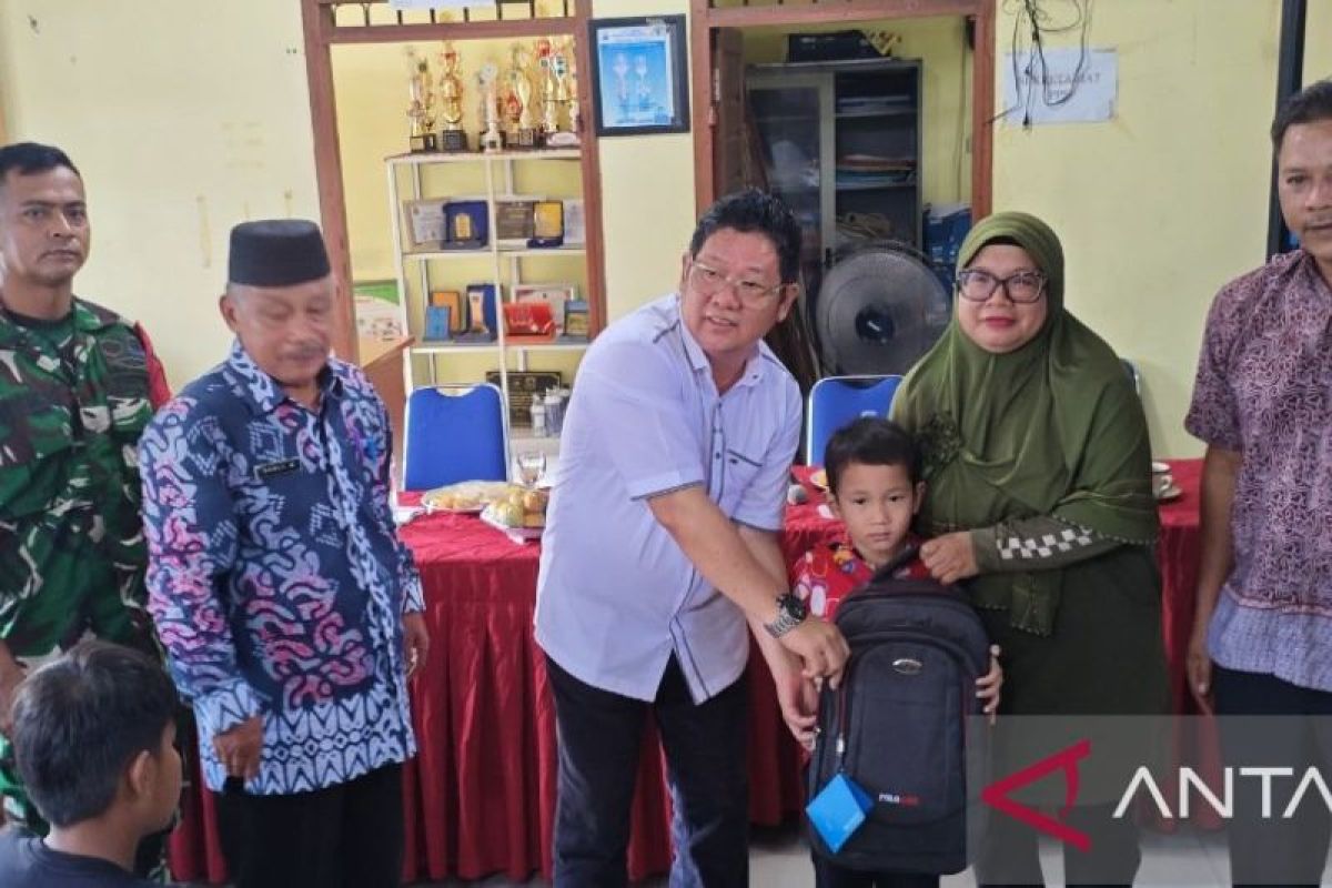 Bangka Tengah salurkan bantuan perlengkapan sekolah