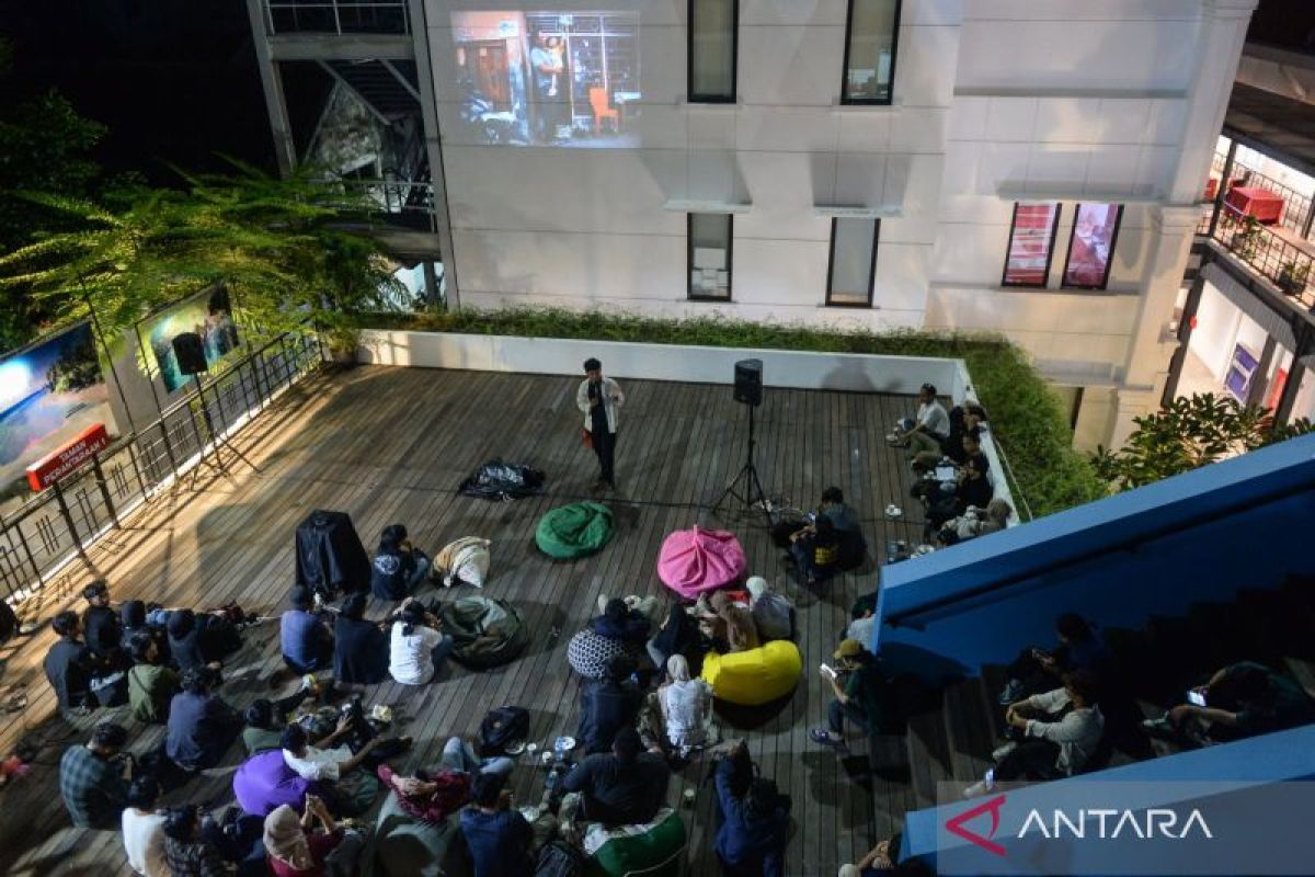 ANTARA Foto berhasil gelar edisi perdana Diskusi Taman Langit