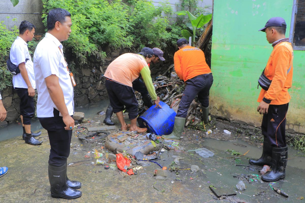 Tangerang terjunkan petugas sisir sampah