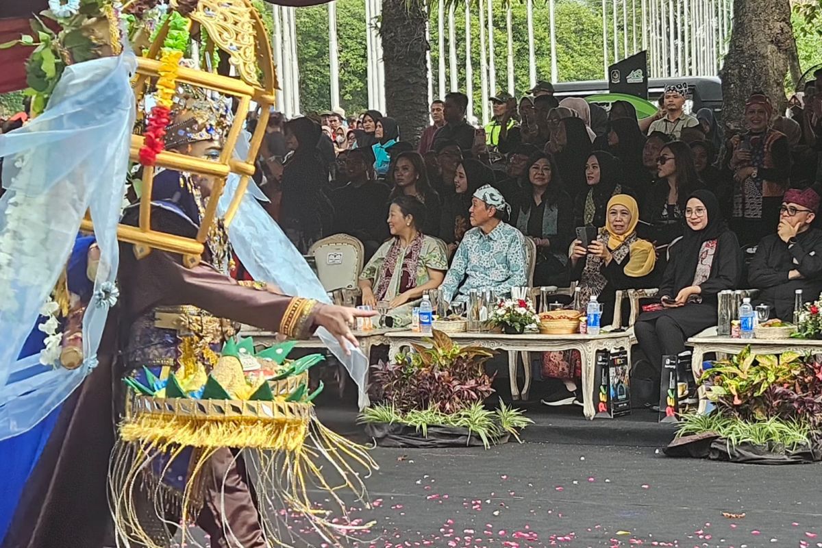 Panitia hingga penonton BEC di Banyuwangi pakai pakaian hitam