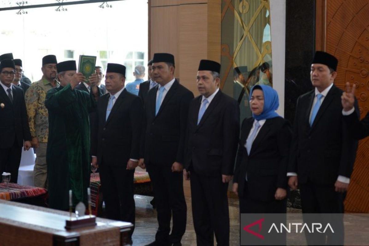 Lantik 6 pejabat eselon II, Gubernur Bobby tekankan loyalitas