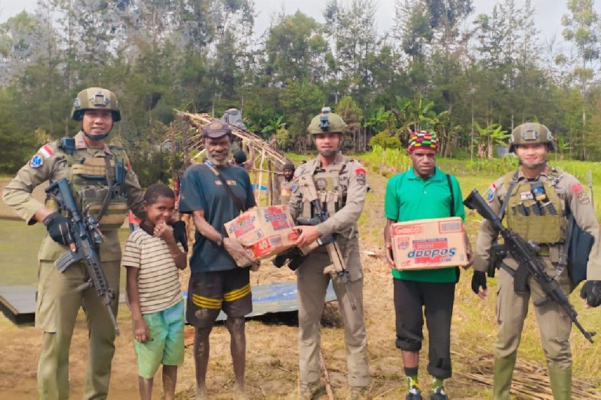 Peace task force distributes staple goods in C Papua