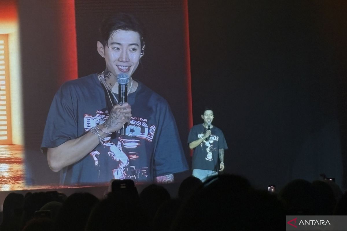Jay Park menutup konser dengan bawakan “Who You”