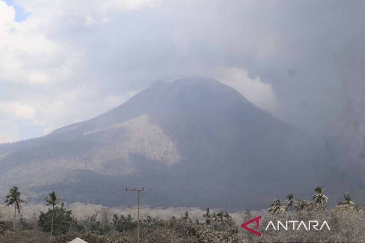 Gunung Lewotobi Laki-laki dua kali erupsi pada 11-12 Juli 2025