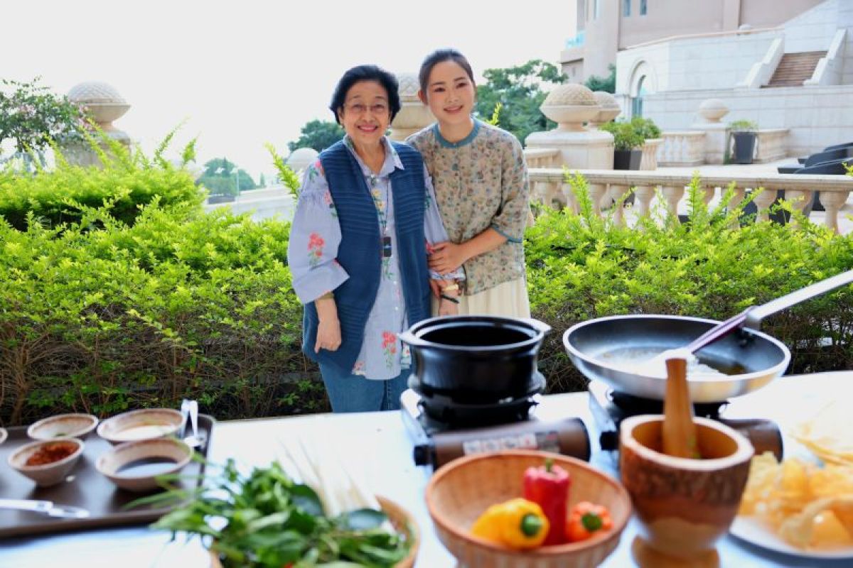 Megawati disuguhi makanan khas Yunnan oleh food blogger Dianxi Xiaoge