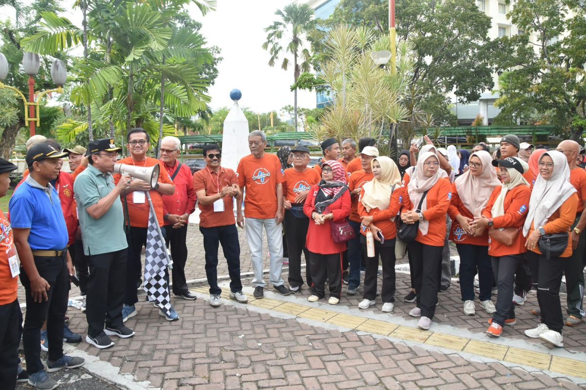 Maigus Nasir lepas peserta jalan santai dan senam pagi Ikatan Alumni SMPN 4 Padang