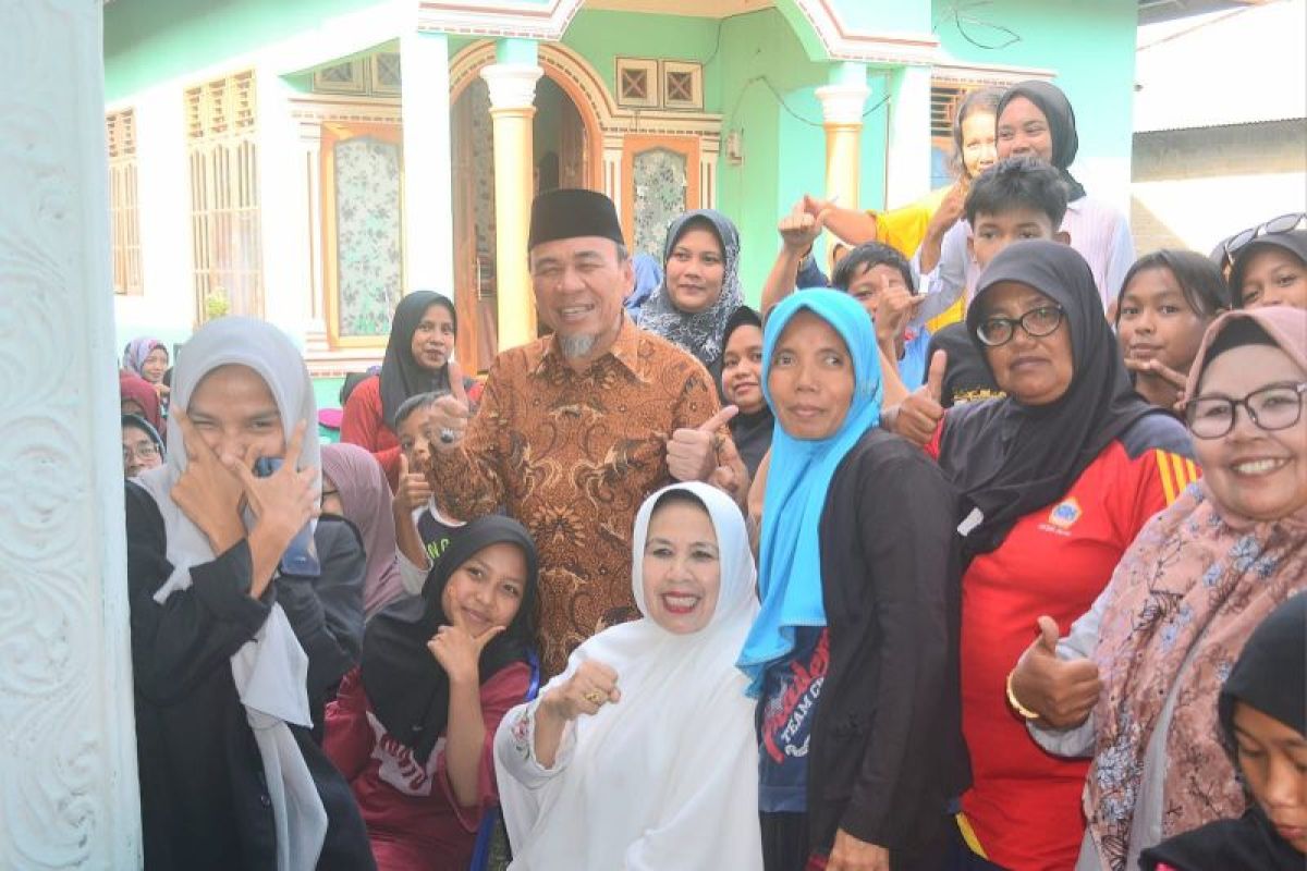 Wawako Maigus Nasir serahkan 300 paket bingkisan pendidikan untuk siswa kurang mampu di Kota Padang