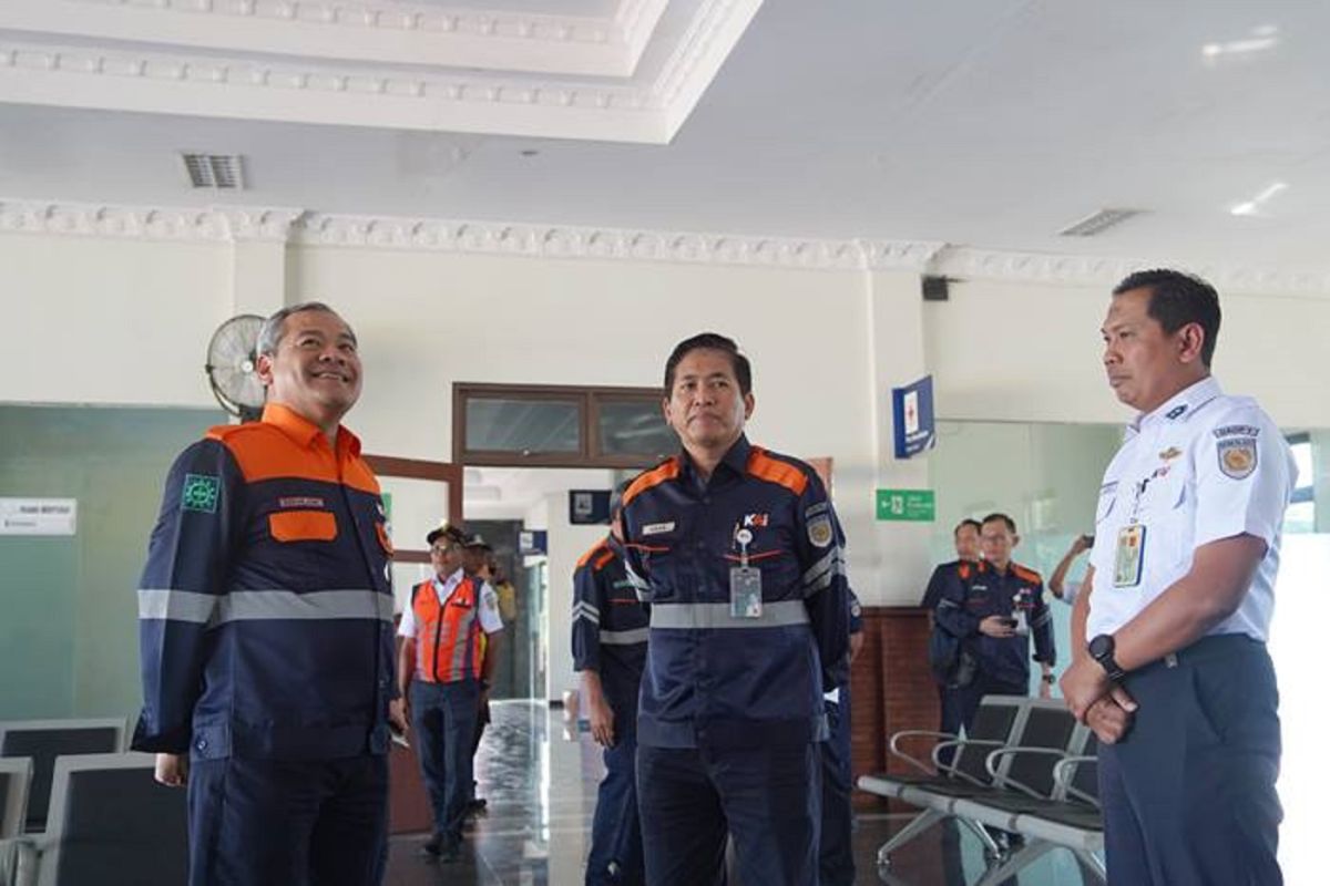Direktur Operasi KAI periksa perlintasan sejumlah stasiun di wilayah Daop Madiun