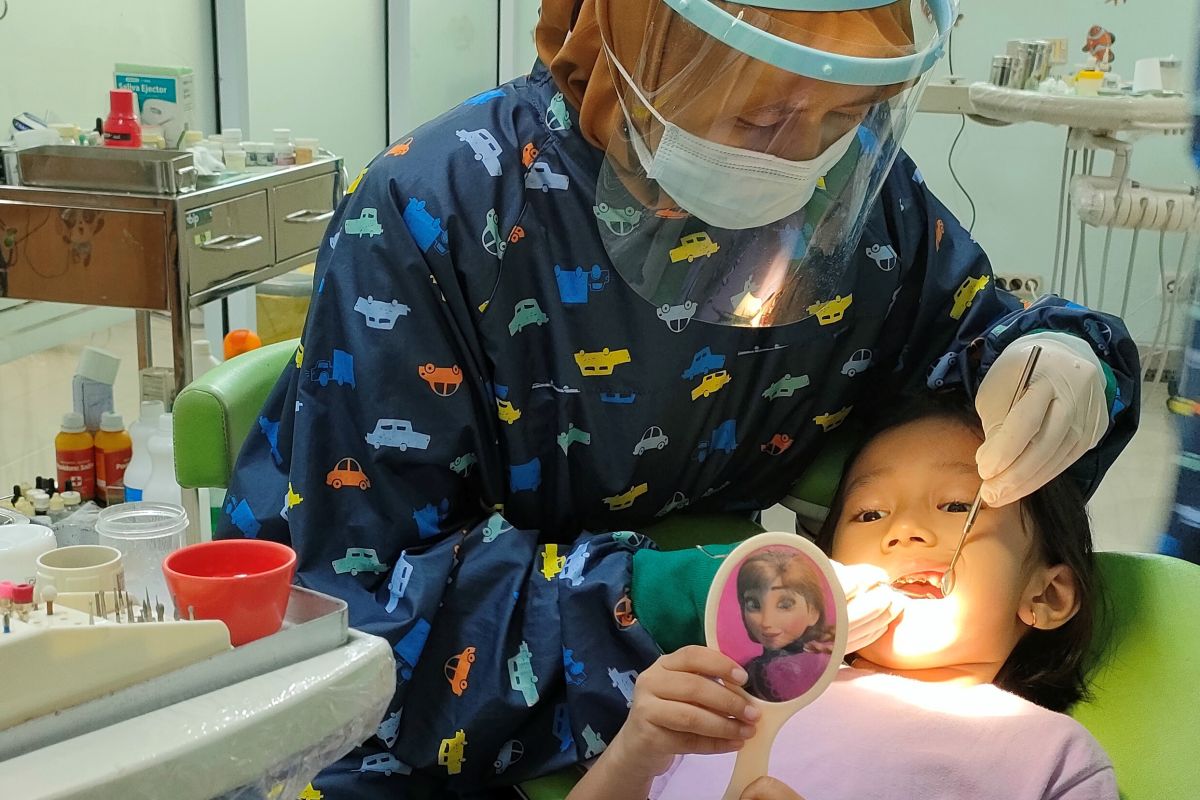 Gigi berlubang juga bisa terjadi karena kontak air liur