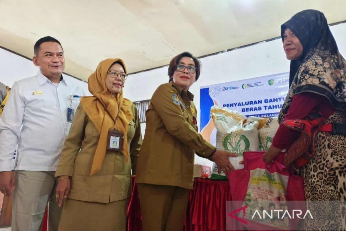 Bulog Kalteng distribusikan bantuan pangan, dimulai dari Palangka Raya