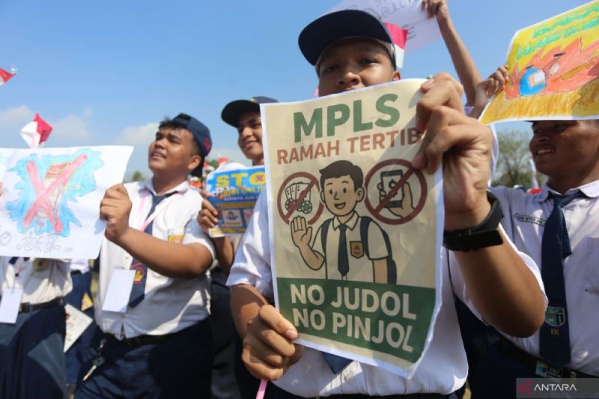 Hundreds campaign for Friendly School Environment Orientation Period