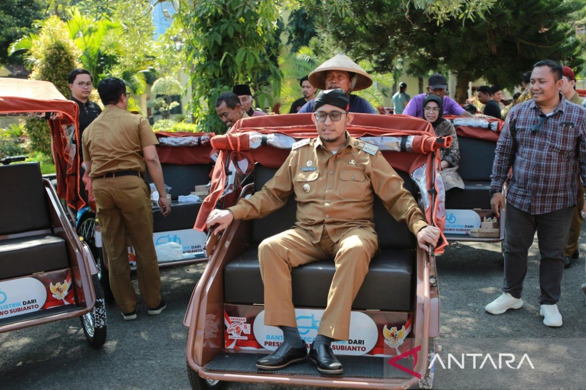 President Prabowo donates e-pedicabs to 60-year-old Sumenep residents