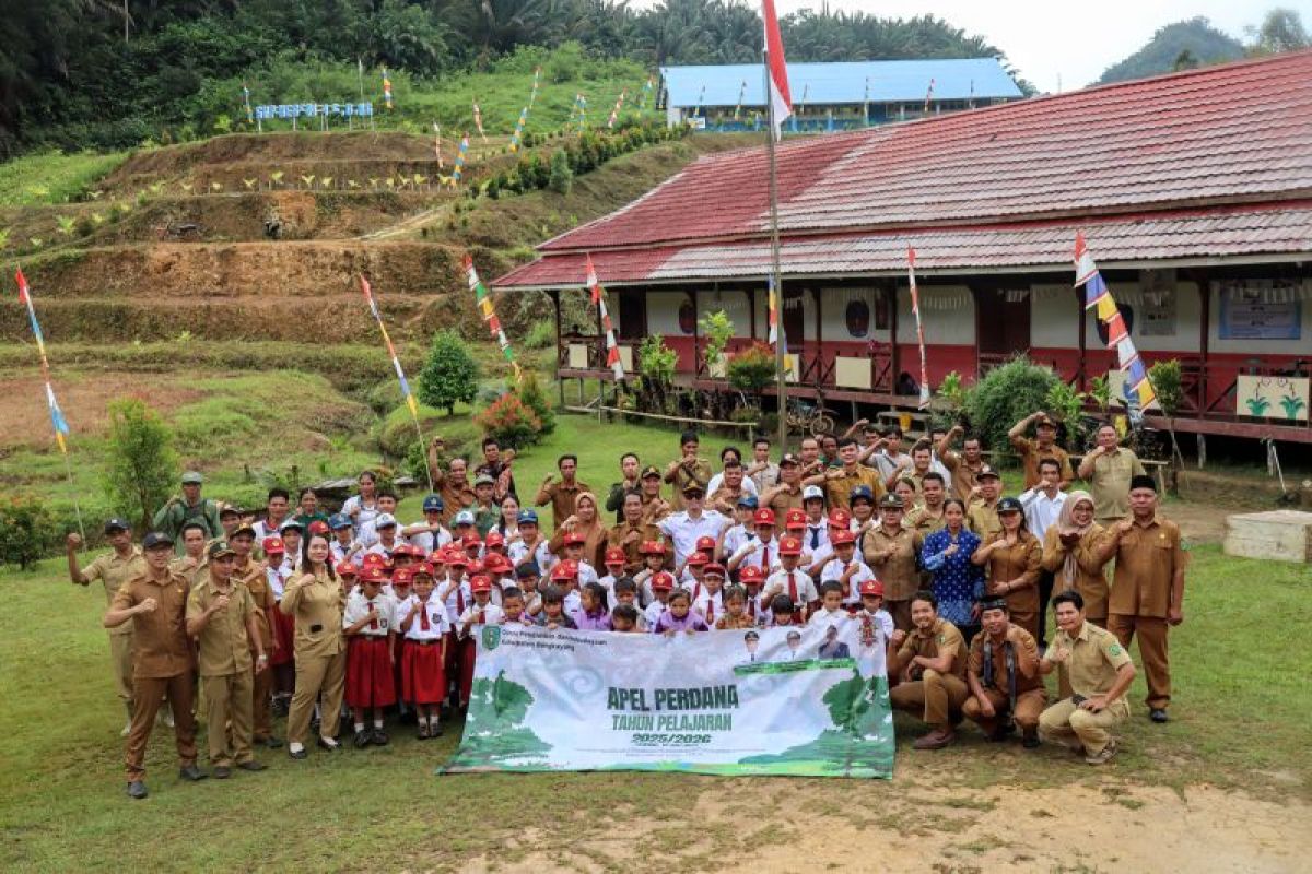 Bupati Bengkayang menekankan pendidikan berbasis kearifan lokal penting
