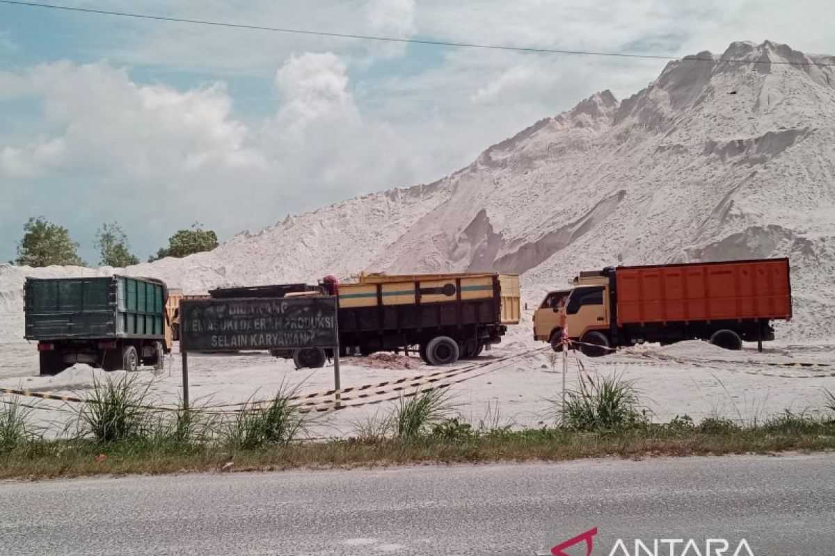 Anggota DPRD Belitung minta bupati hentikan pengiriman pasir PT. AKU
