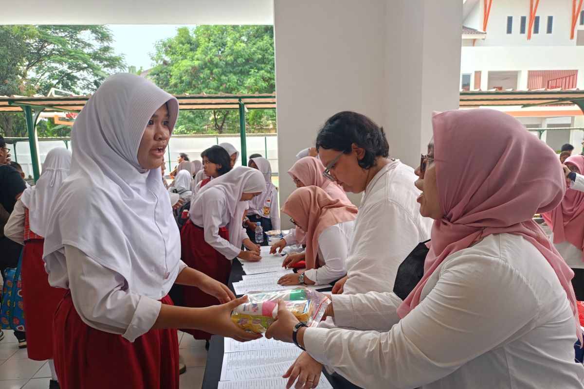 Siswa Sekolah Rakyat Handayani senang dapat peralatan mandi