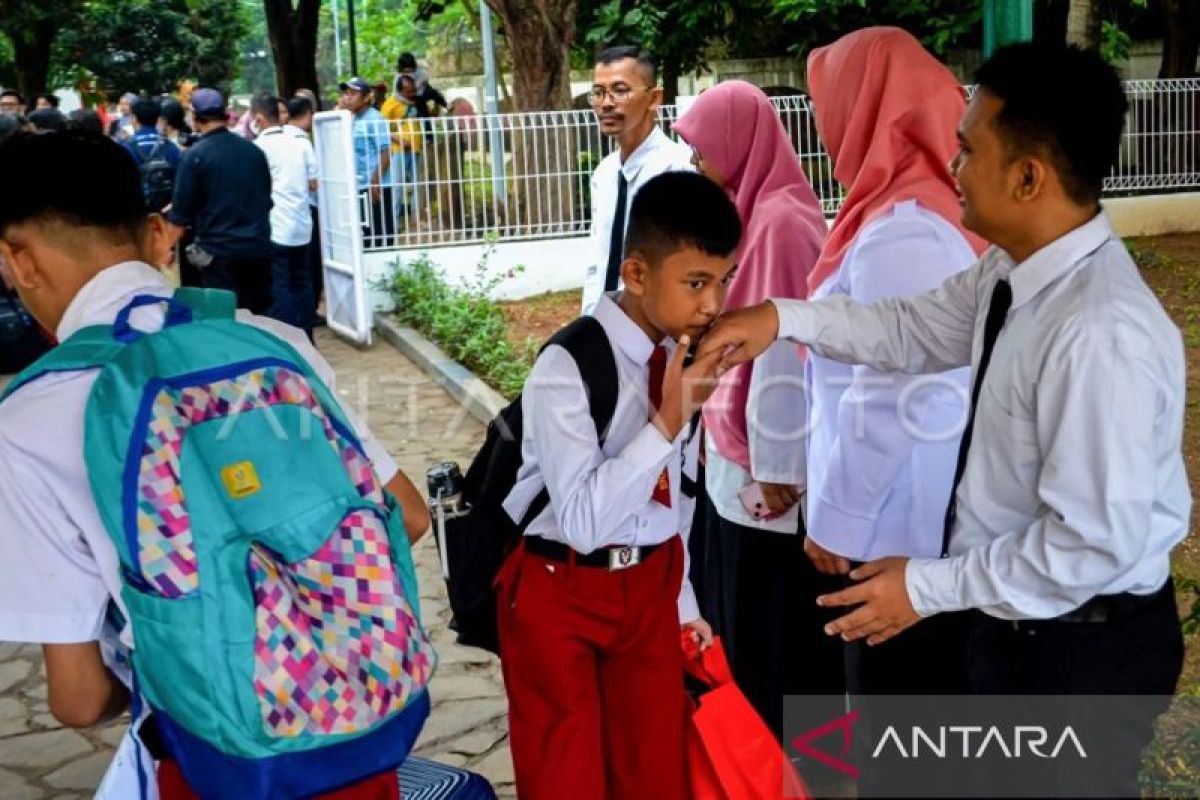 Jakarta supports fathers joining children's school start