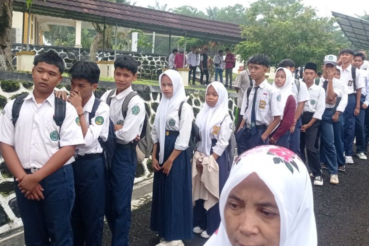 Siswa Sekolah Rakyat di Lebak datang ke sekolah diantar orang tua