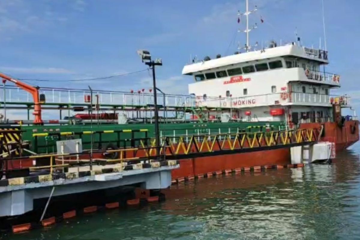 Pertamina kembali distribusikan BBM di Bengkulu gunakan kapal tanker