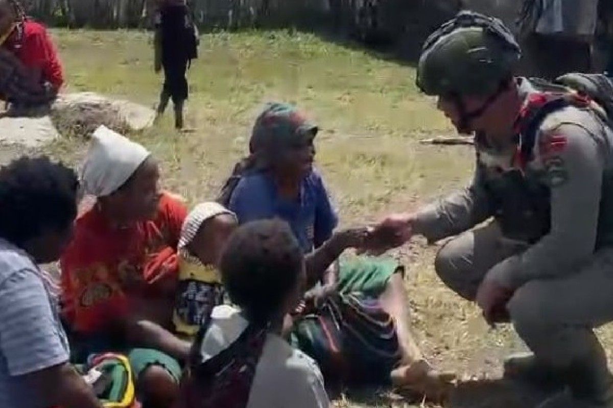 Satgas Damai Cartenz sambangi warga Sinak beri rasa aman