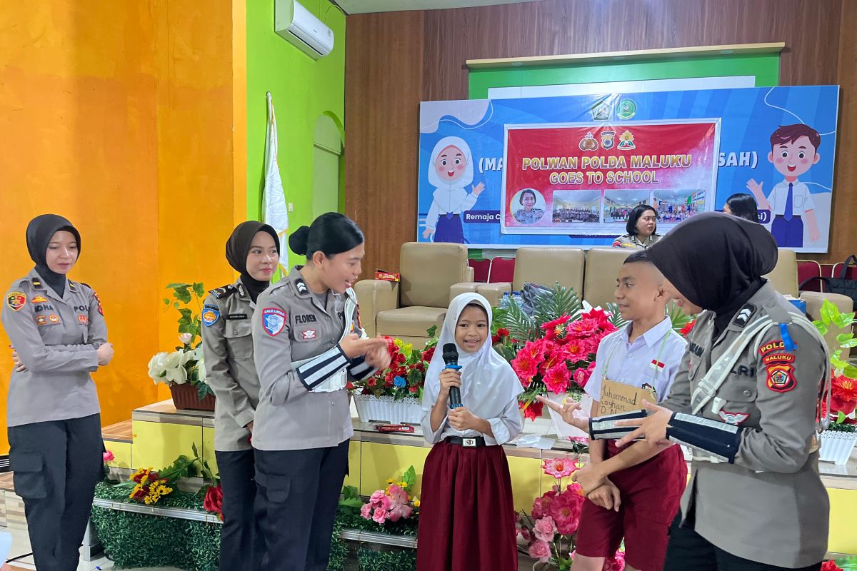 Polwan Polda Maluku sosialisasi pencegahan perundungan di sekolah