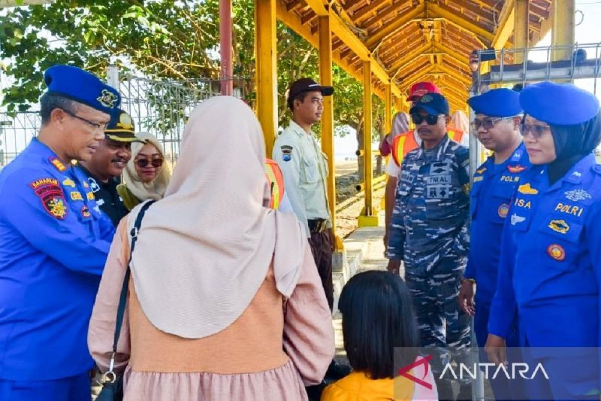 Polisi cek manifes kapal Situbondo-Madura untuk keselamatan pelayaran