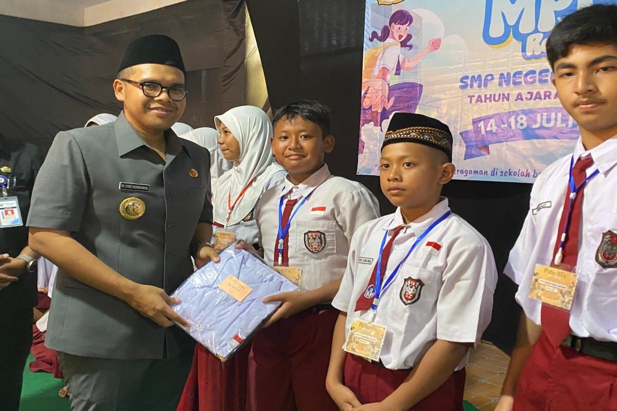 Bupati-Wakil Batang penuhi janji politik pembagian seragam gratis