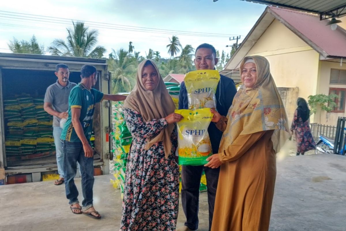 Pemkab dan Bulog salurkan 13 ton beras murah untuk warga Aceh Jaya