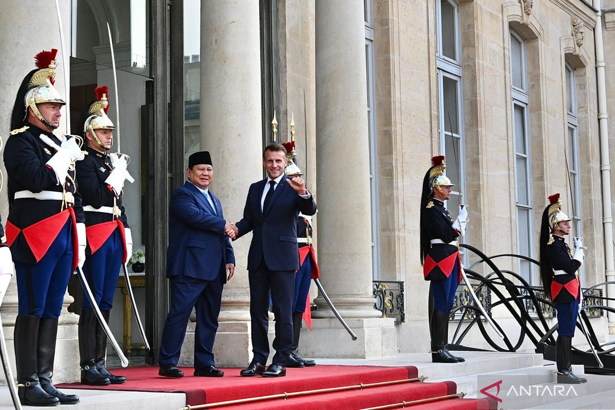 President Macron hosts Prabowo for Élysée dinner