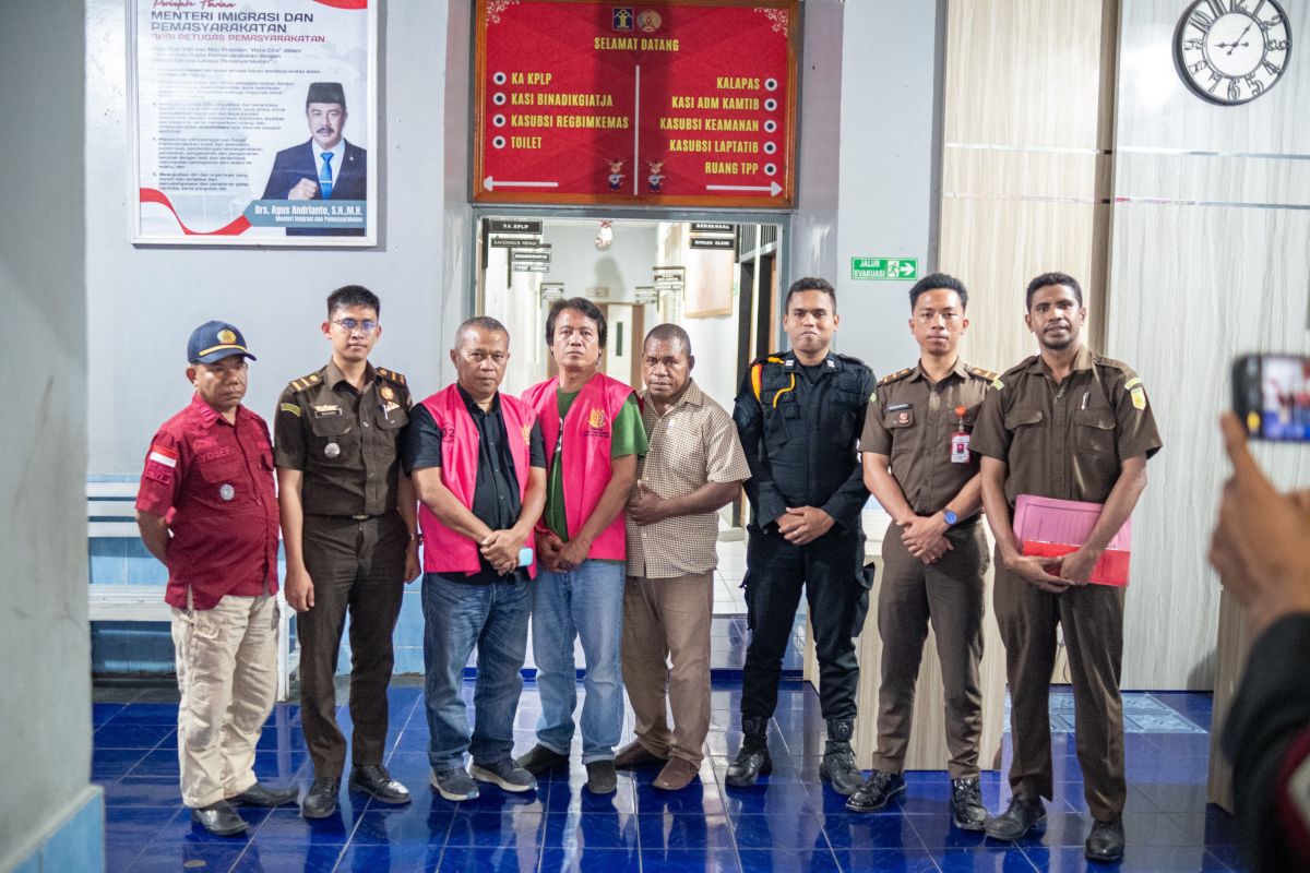 Kejari Alor menahan dua tersangka dugaan korupsi senilai Rp1,2 miliar