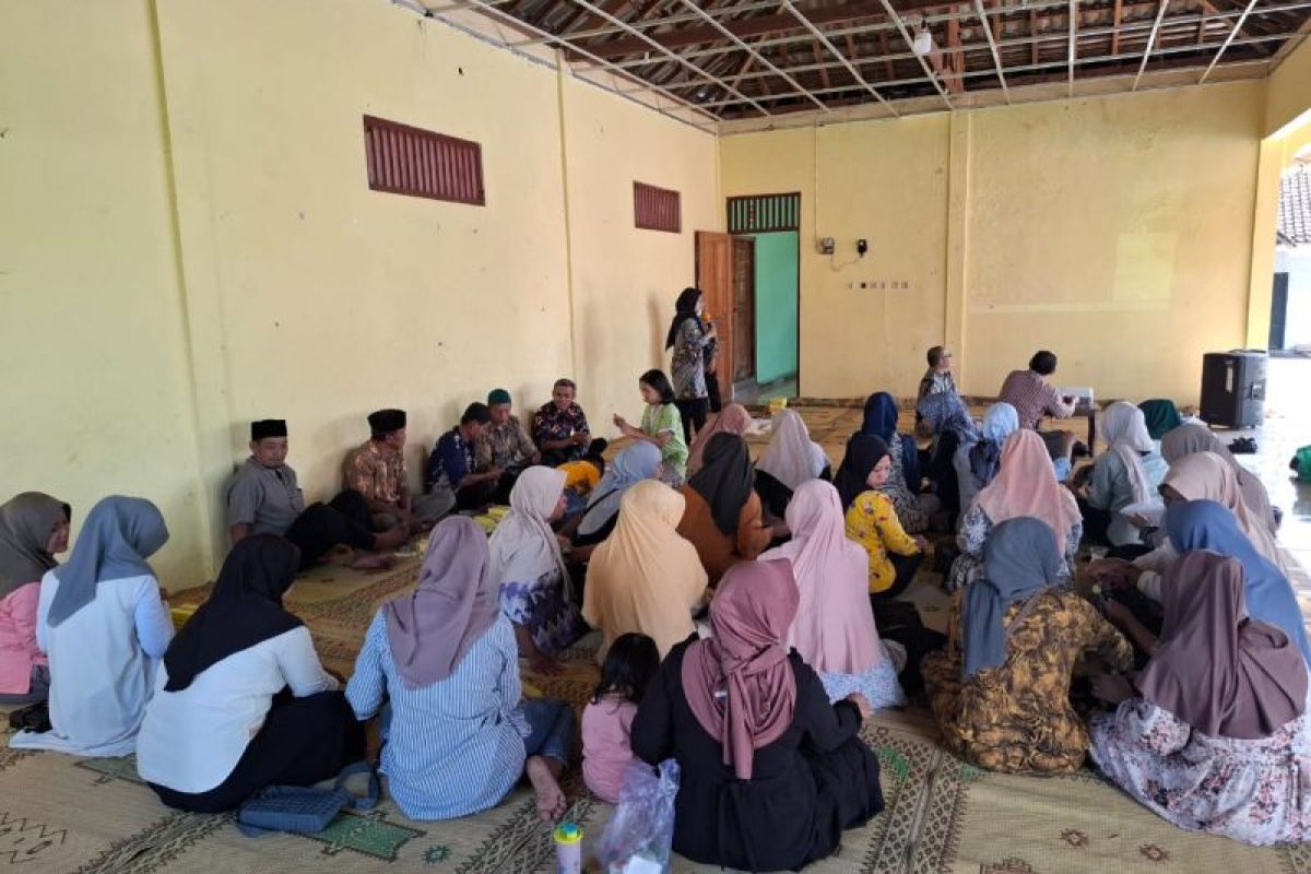 Fakultas Farmasi USD latih warga Gunungkidul membuat ovitrap anti-DBD