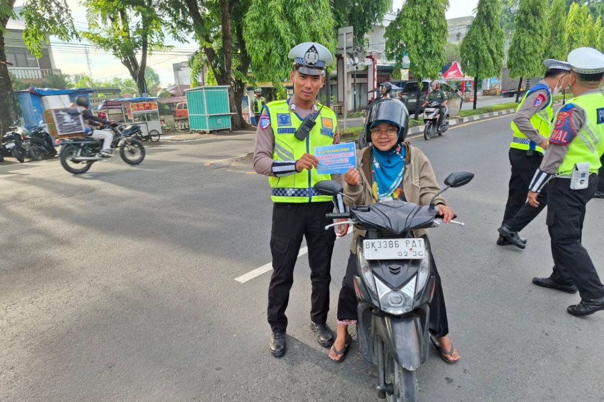 Subsatgas Preventif Operasi Patuh Toba Polres Langkat lakukan penyuluhan kepada pengemudi