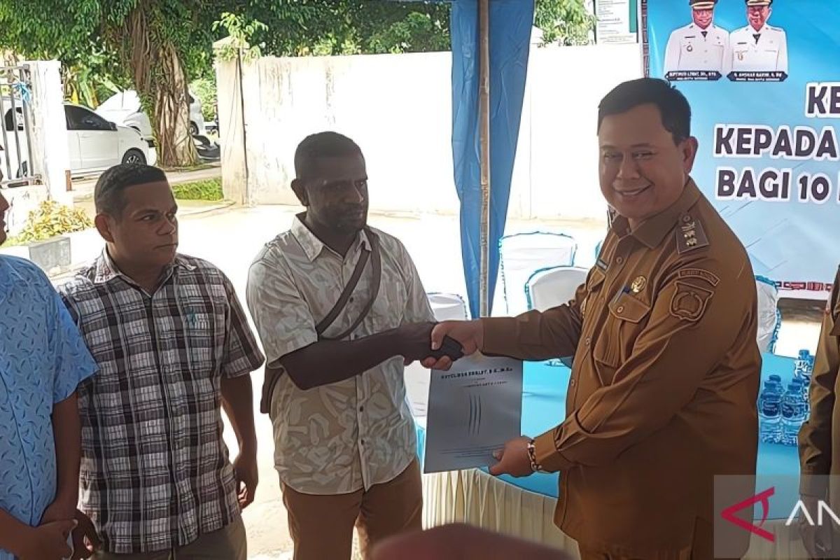 Kota Sorong serahkan akta notaris 13 Kopdes Merah Putih