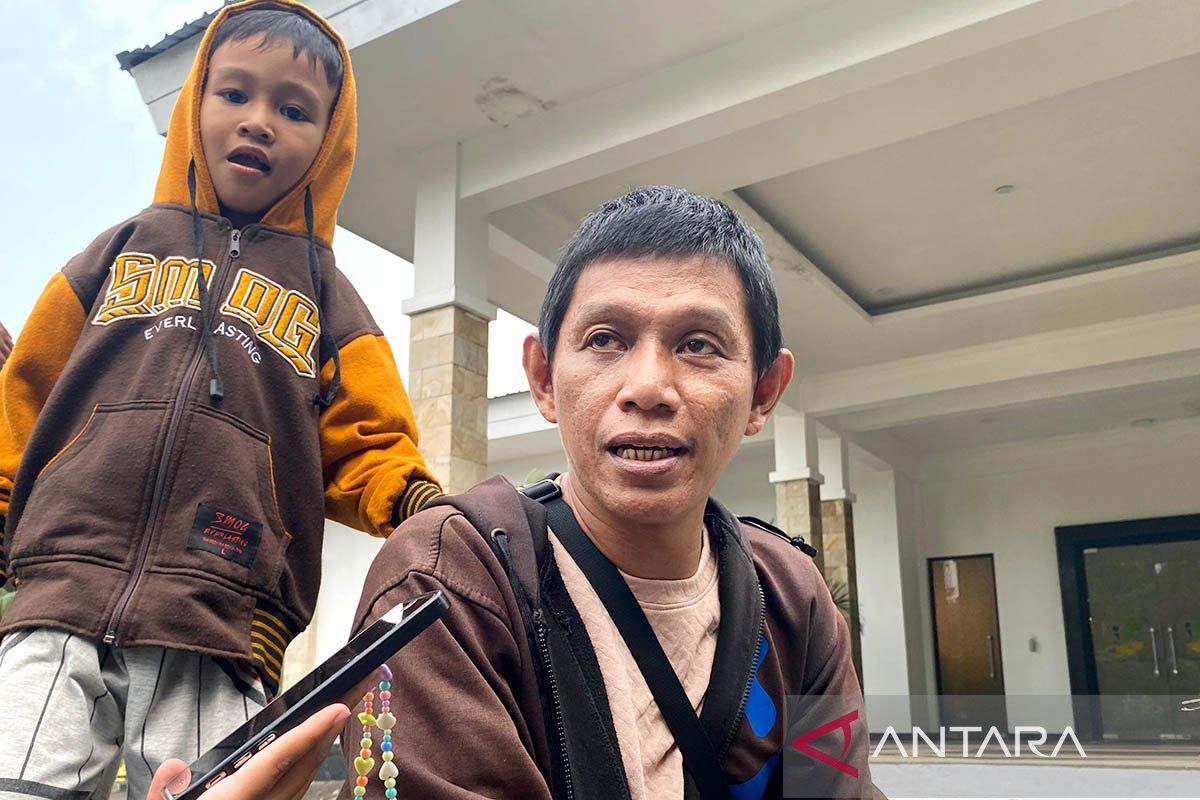 Doa ayah di gerbang Sekolah Rakyat