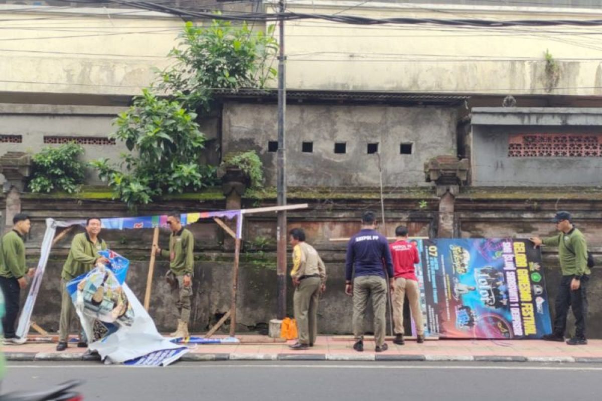 Satpol PP Denpasar copot ratusan pamflet dan baliho kotori wajah kota