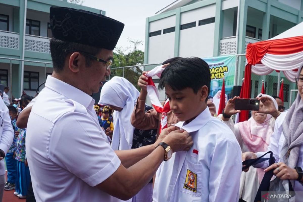 Pemkot Balikpapan bagikan seragam sekolah gratis di SMPN 27