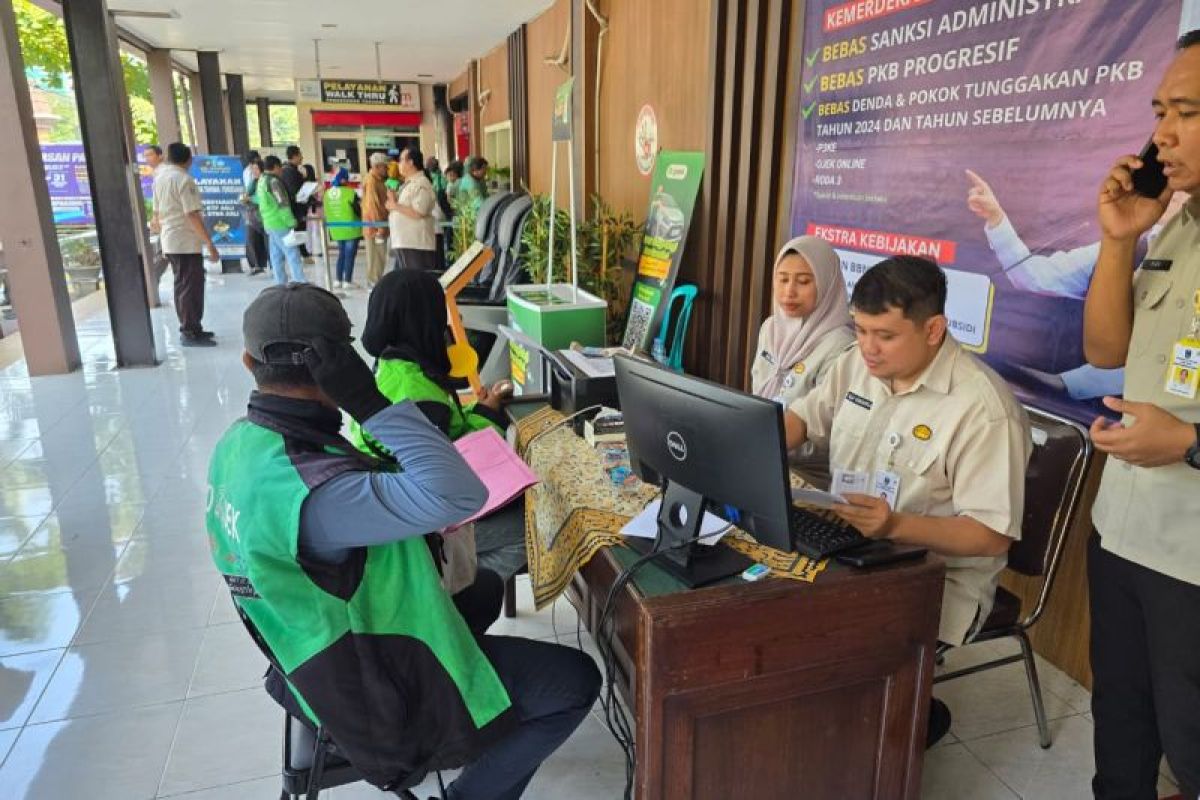 Ratusan pengemudi ojol antusias manfaatkan pemutihan PKB Jatim 2025