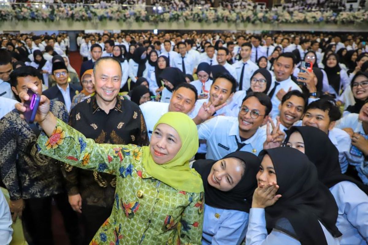 Khofifah serahkan SK 4.172 CPNS dan PPPK Pemprov Jatim 2024