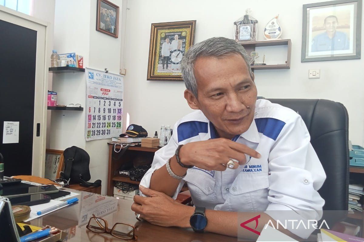 PDAM Batang salurkan bantuan modal UMKM dan sembako