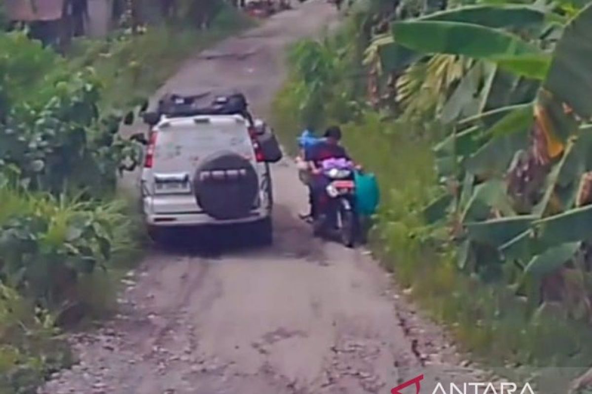 Kakek-Nenek Pelancong Asia Tenggara soroti kerusakan Jalan di Pulau Nias