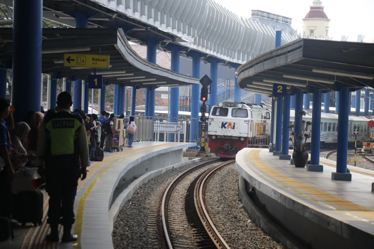 Over 2 million ride trains during school holiday in Jakarta: KAI