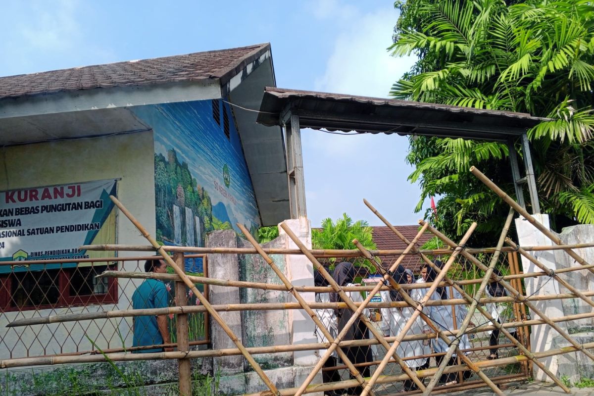 SDN Kuranji Kota Serang kembali disegel ahli waris,  belajar mengajar terganggu
